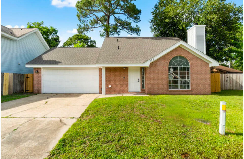 Property Photo: 1725 Colonial Court FL 32547