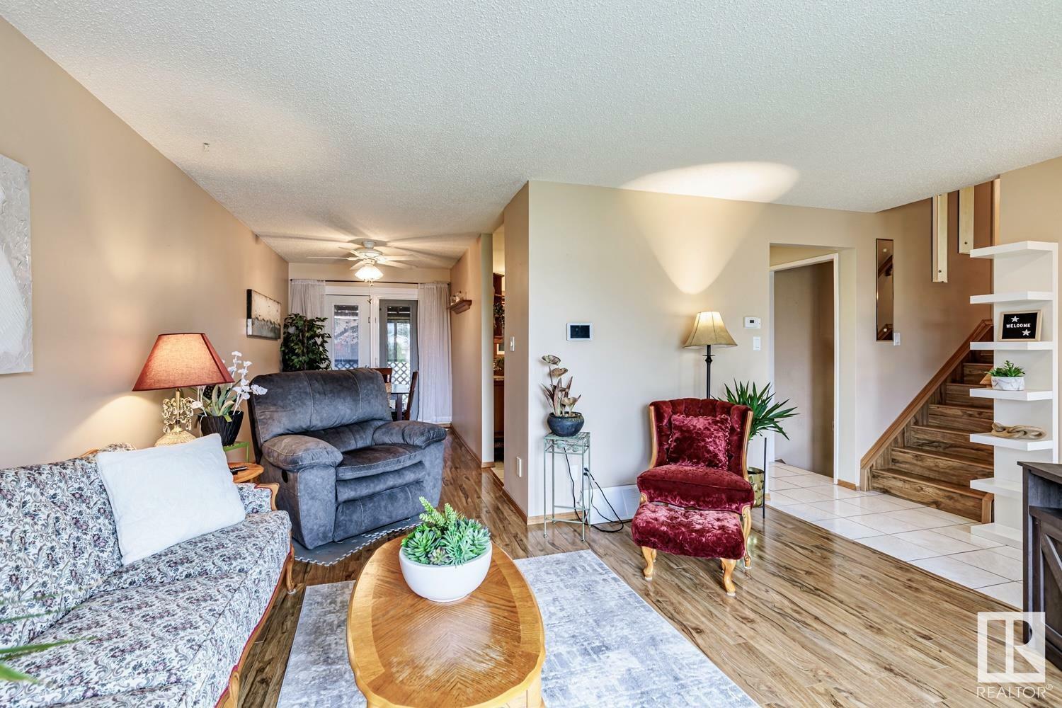 Photo de la propriété: 6723 40 Avenue NW AB T6K 1R9