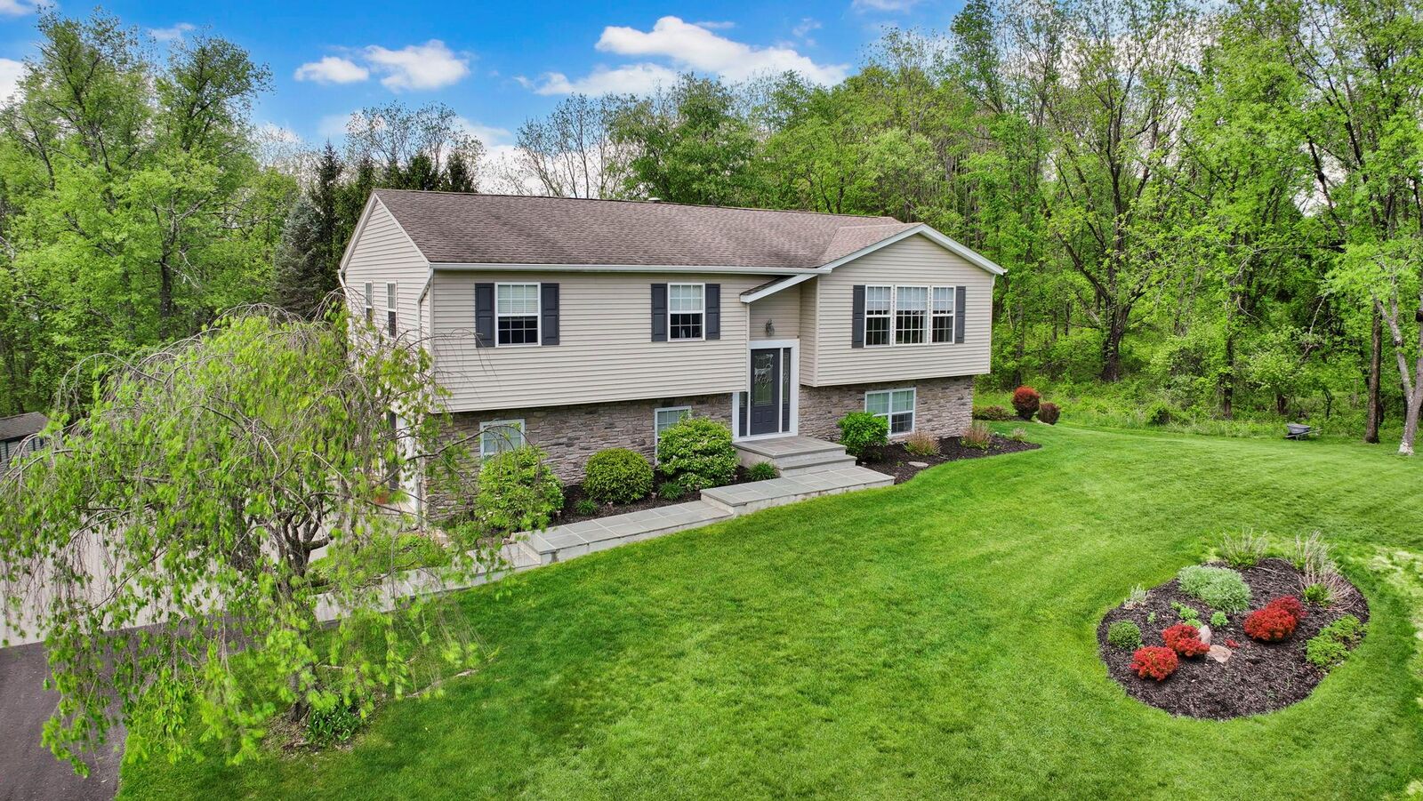 Property Photo:  2 Whitefield Avenue  NY 10990 