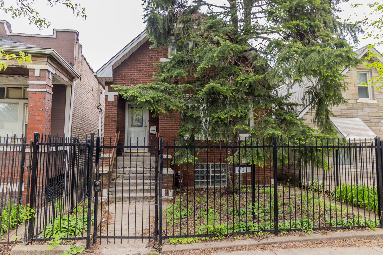 Property Photo: 831 N Harding Avenue IL 60651
