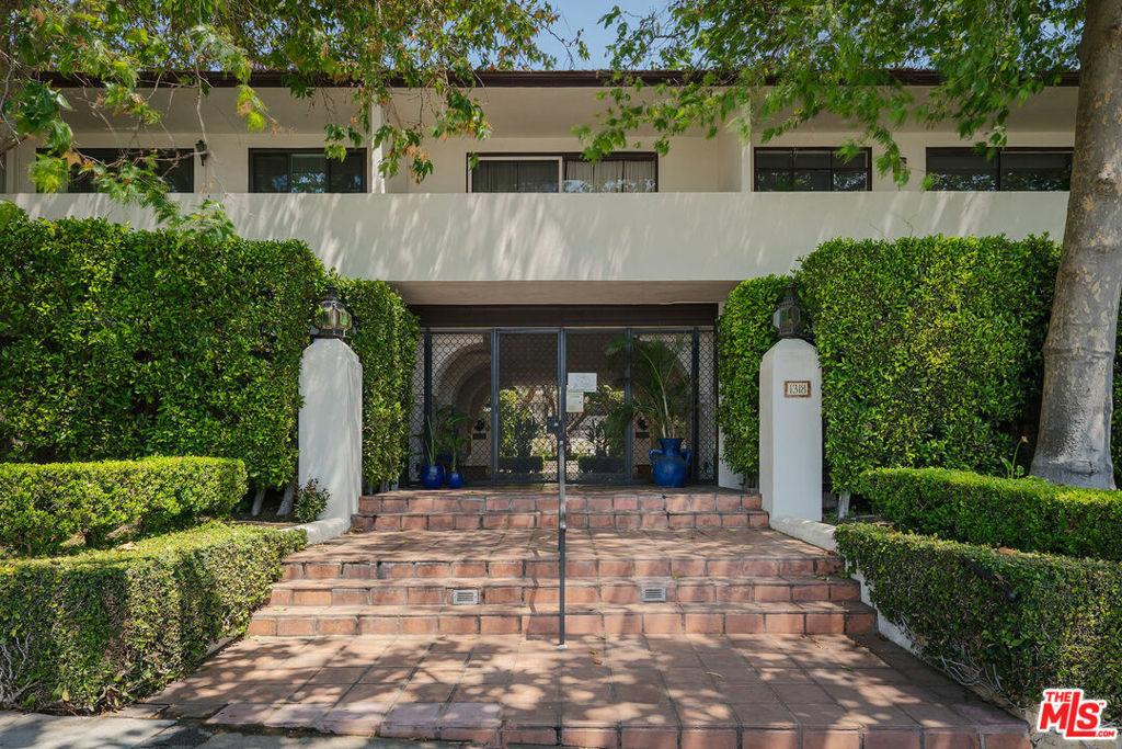 Property Photo:  1318 N Crescent Heights Boulevard 211  CA 90046 