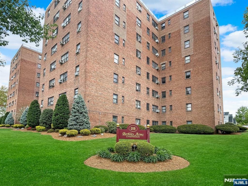 Property Photo: 208 Anderson Street S3h NJ 07601
