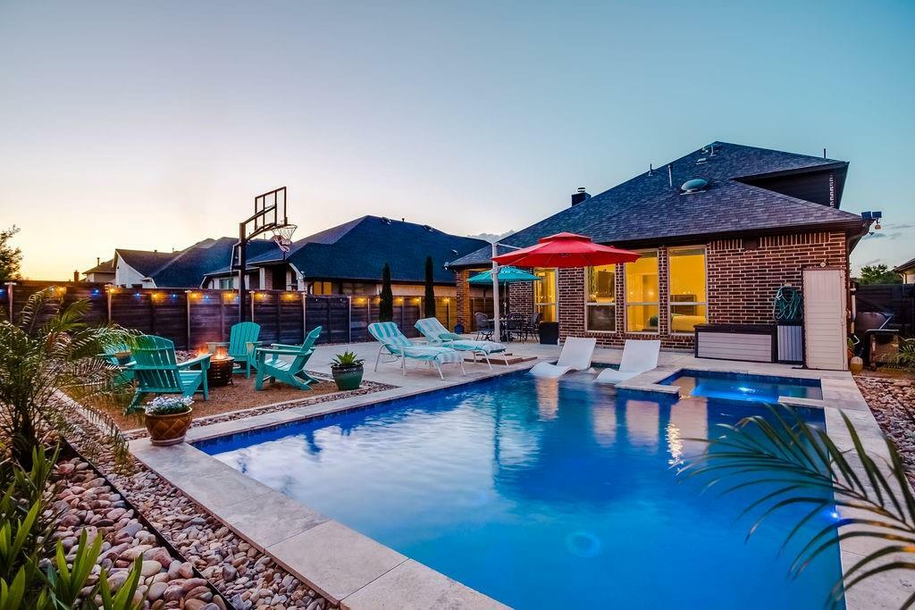 Property Photo: 828 Parkland Drive TX 76227