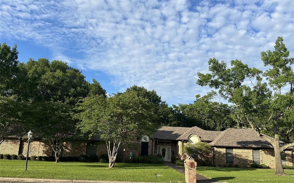 Property Photo: 152 Granada Square TX 75103
