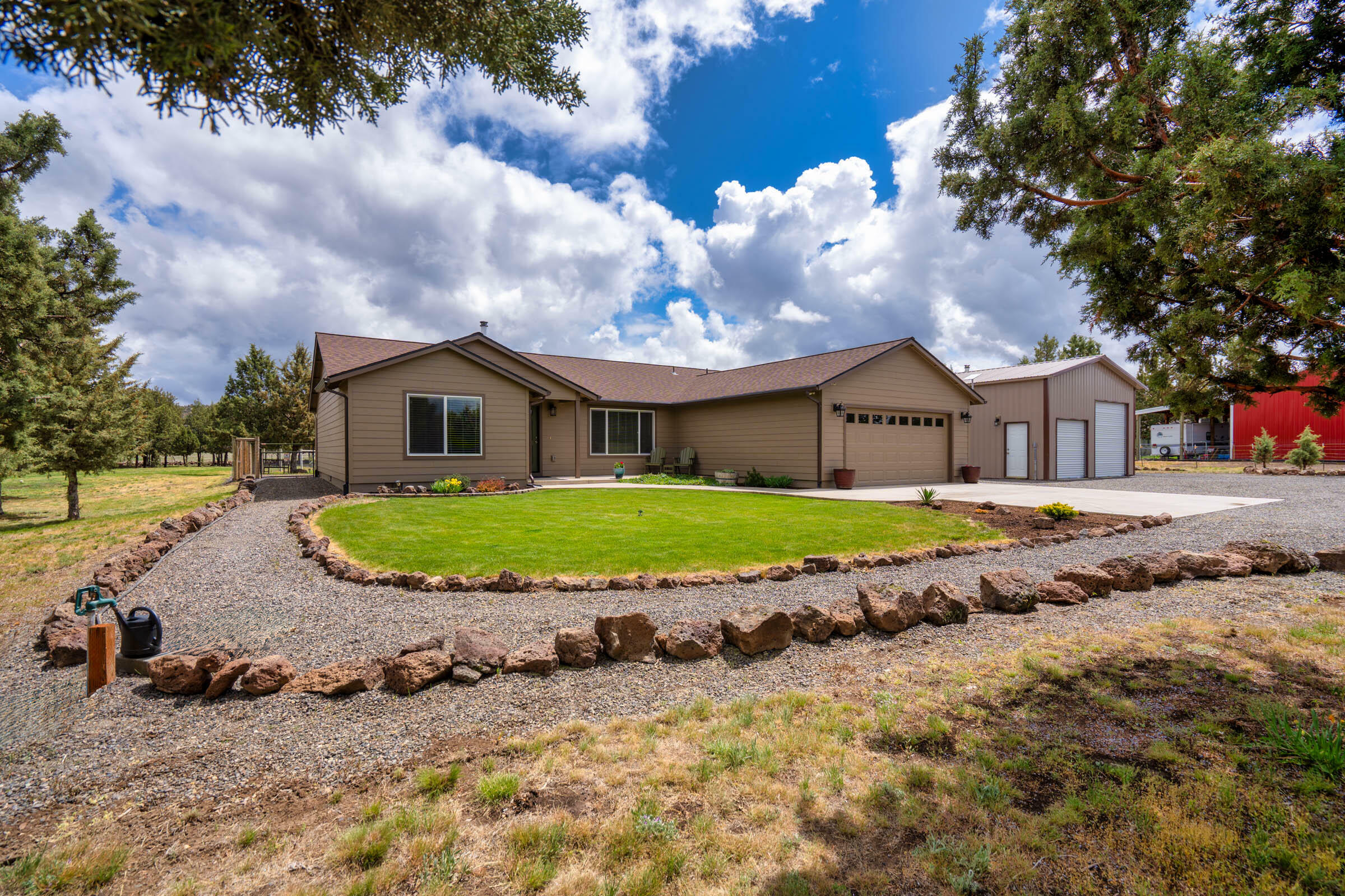 Property Photo: 13520 SE Southwood Drive OR 97754