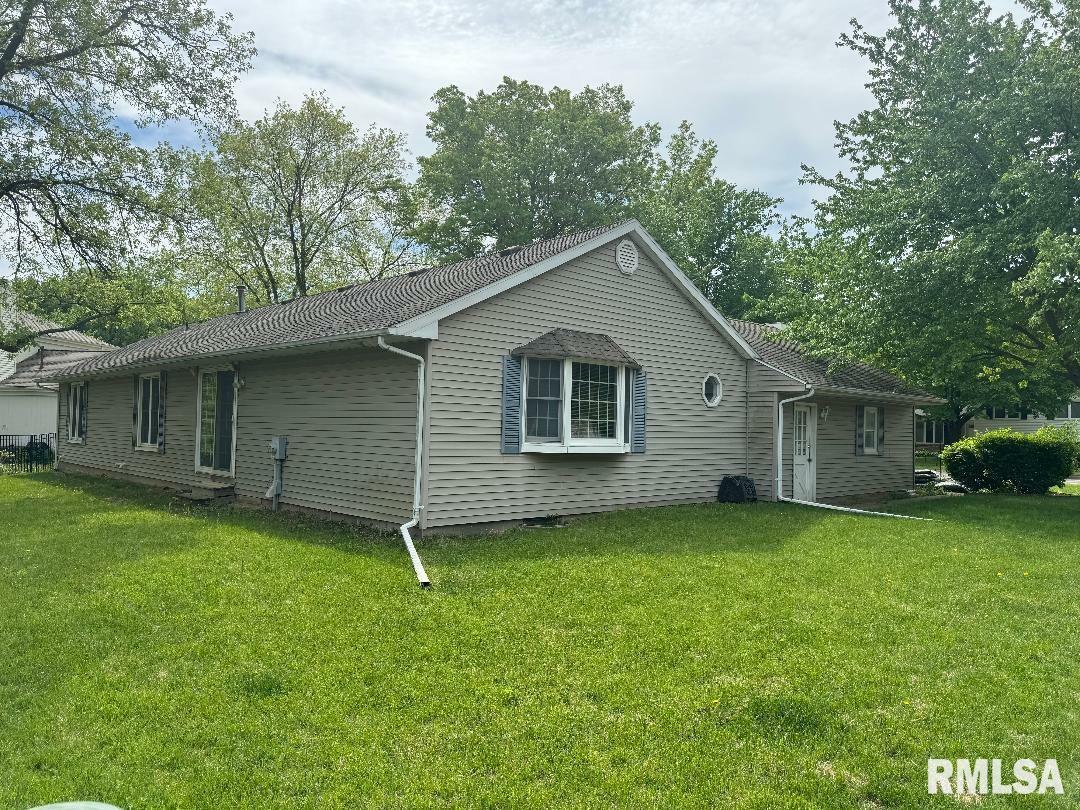 Property Photo: 1635 W Country Oaks Court IL 61525