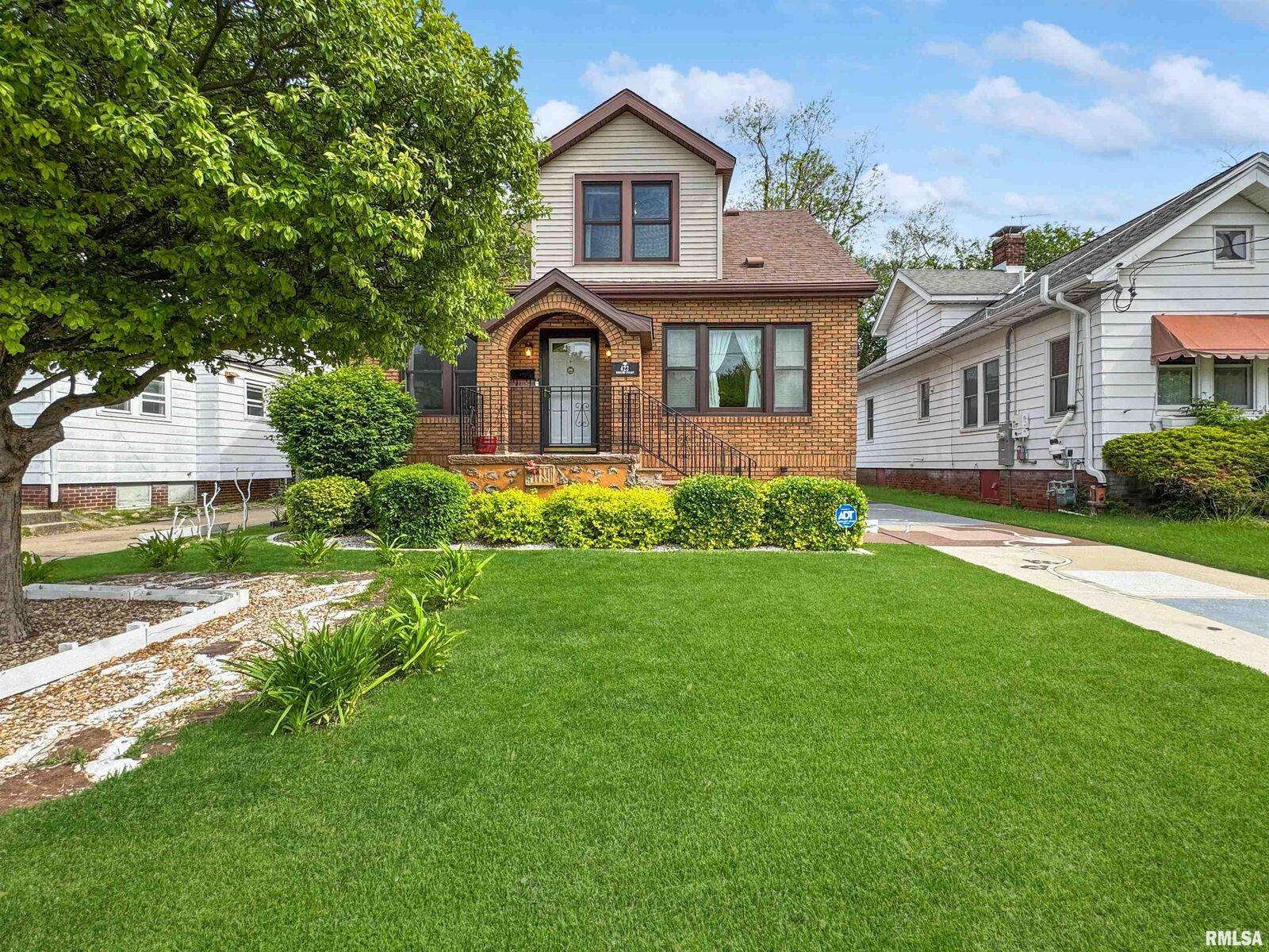 Property Photo:  423 W Hudson Street  IL 61604 
