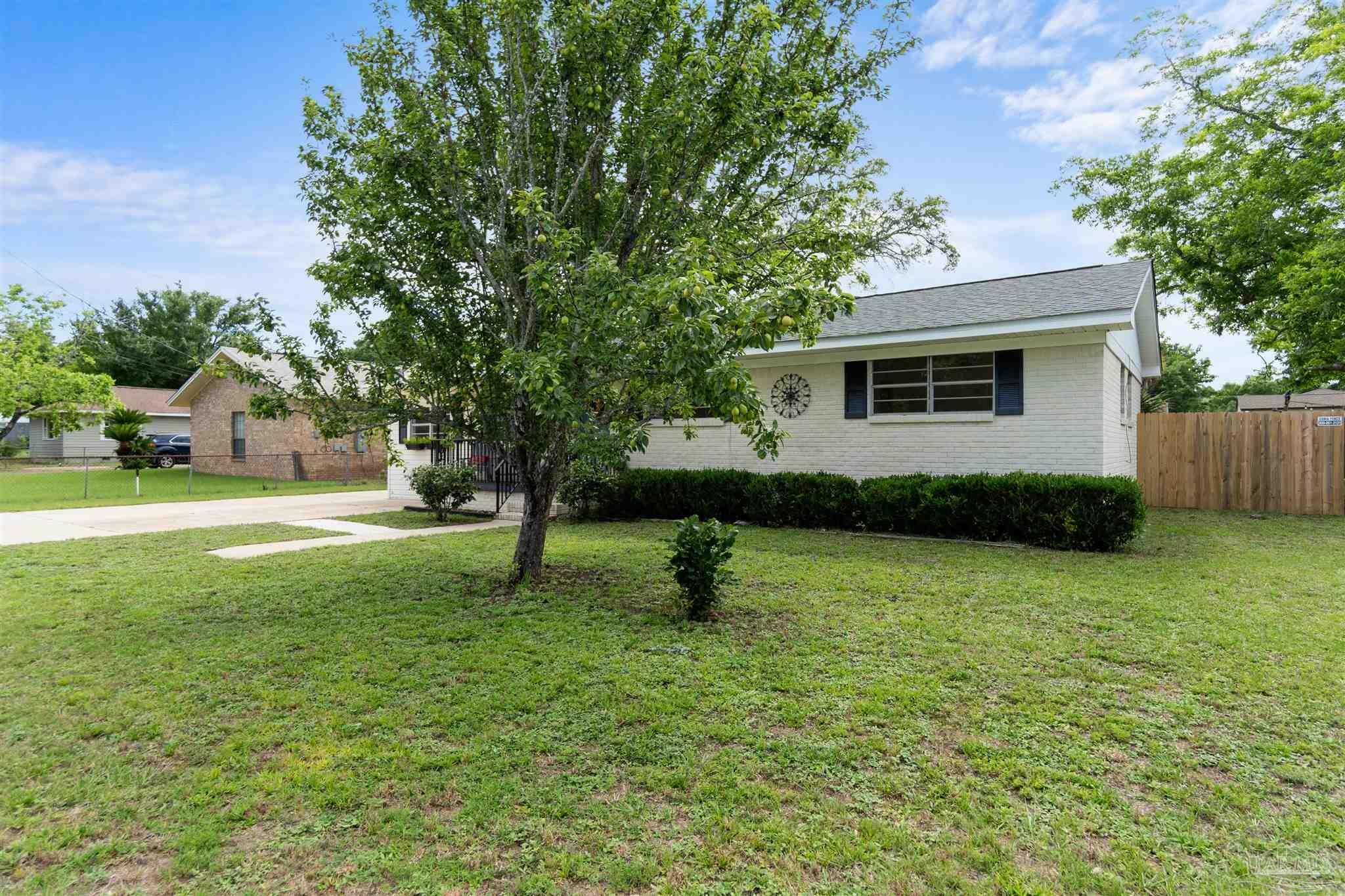 Property Photo: 817 Watson Ave FL 32503