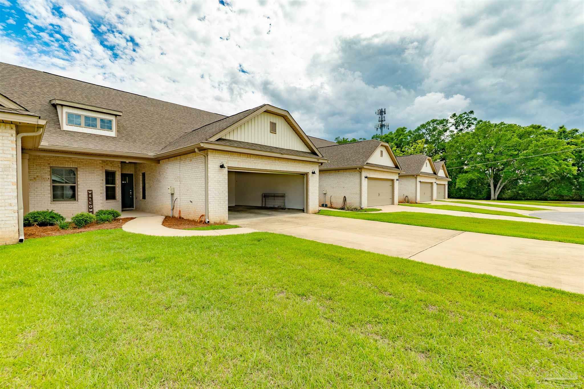 Property Photo: 709 Brambling Ct FL 32533