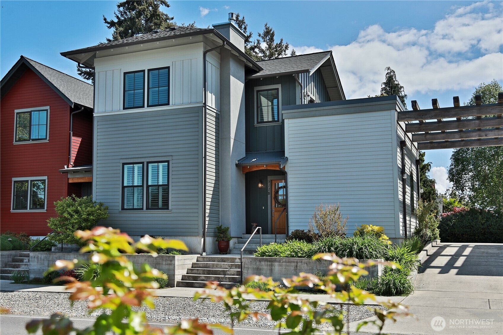 Property Photo: 512 Cascade Avenue B WA 98260