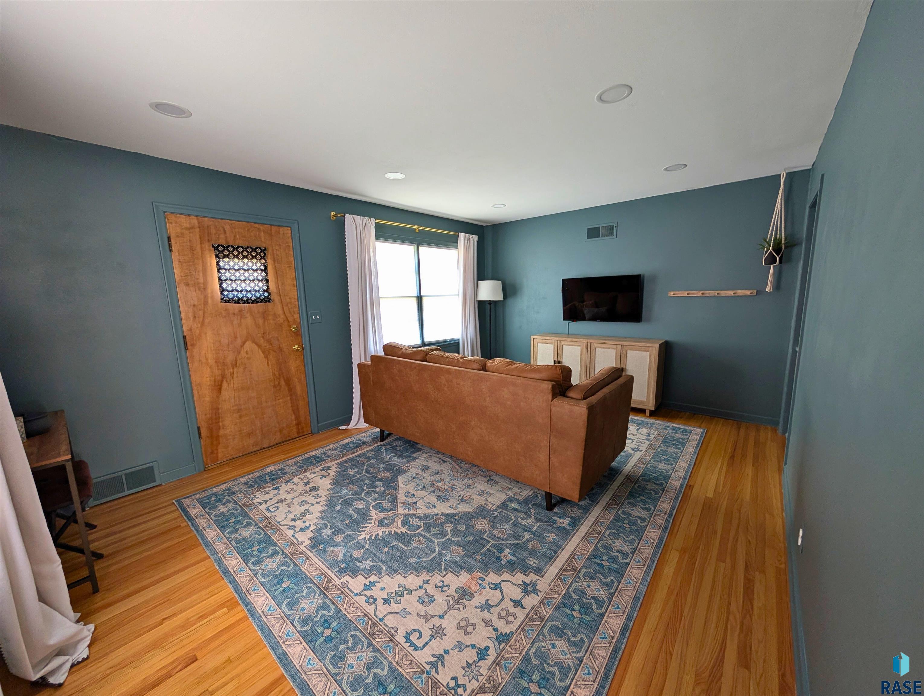 Property Photo: 3204 S Phillips Ave SD 57105-5725