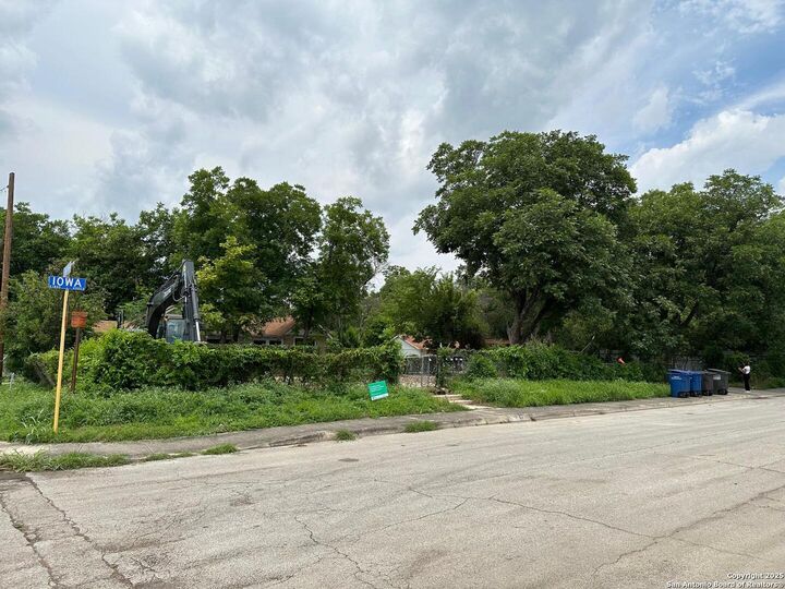 2001 Iowa  San Antonio TX 78203 photo