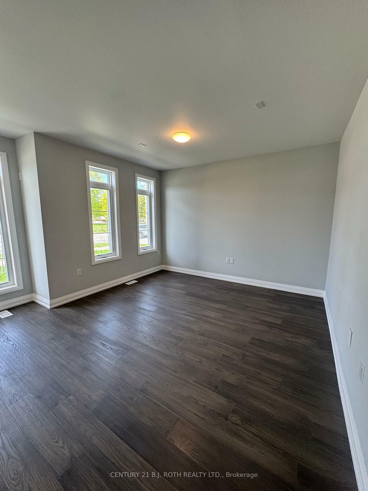 Photo de la propriété: 260 Eagle Street 12 ON L3Y 1K1