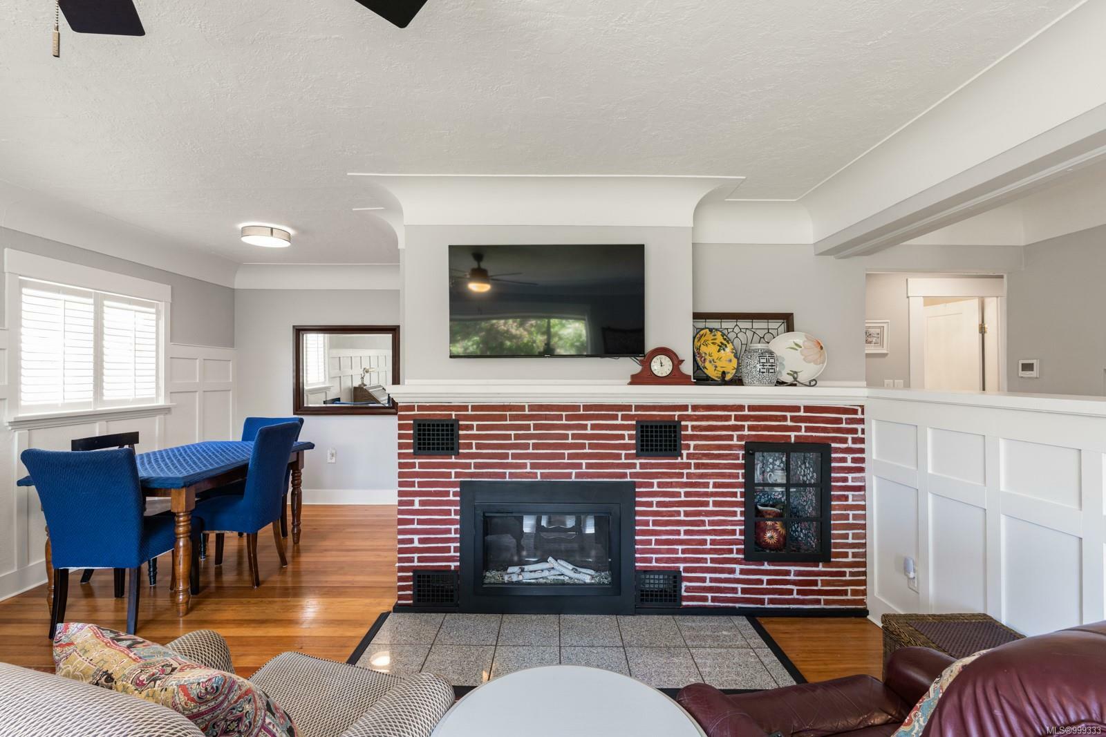 Property Photo: 727 Craigflower Rd BC V9A 2W6