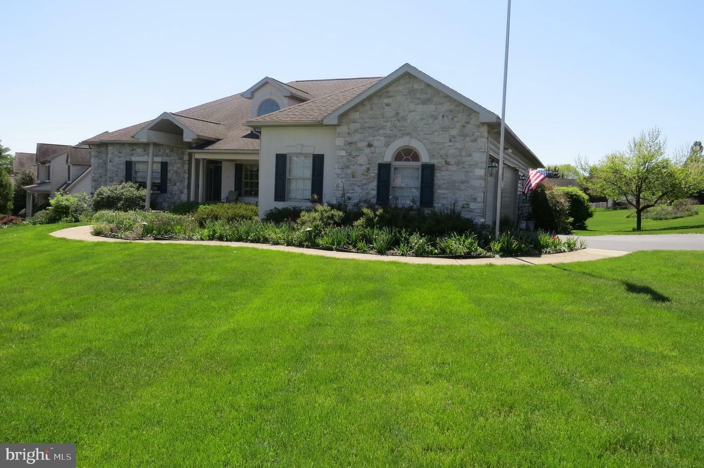 Property Photo: 523 Hamlet Drive W PA 17362