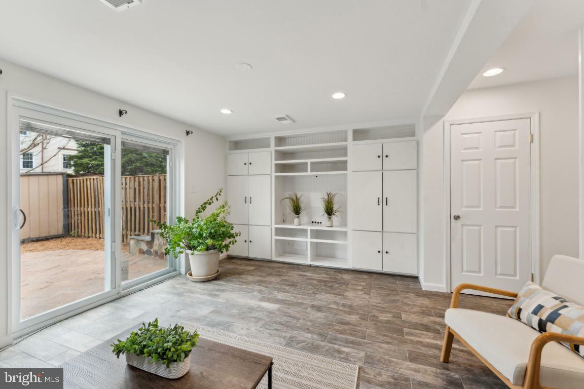 Property Photo: 9769 Lakepointe Drive VA 22015
