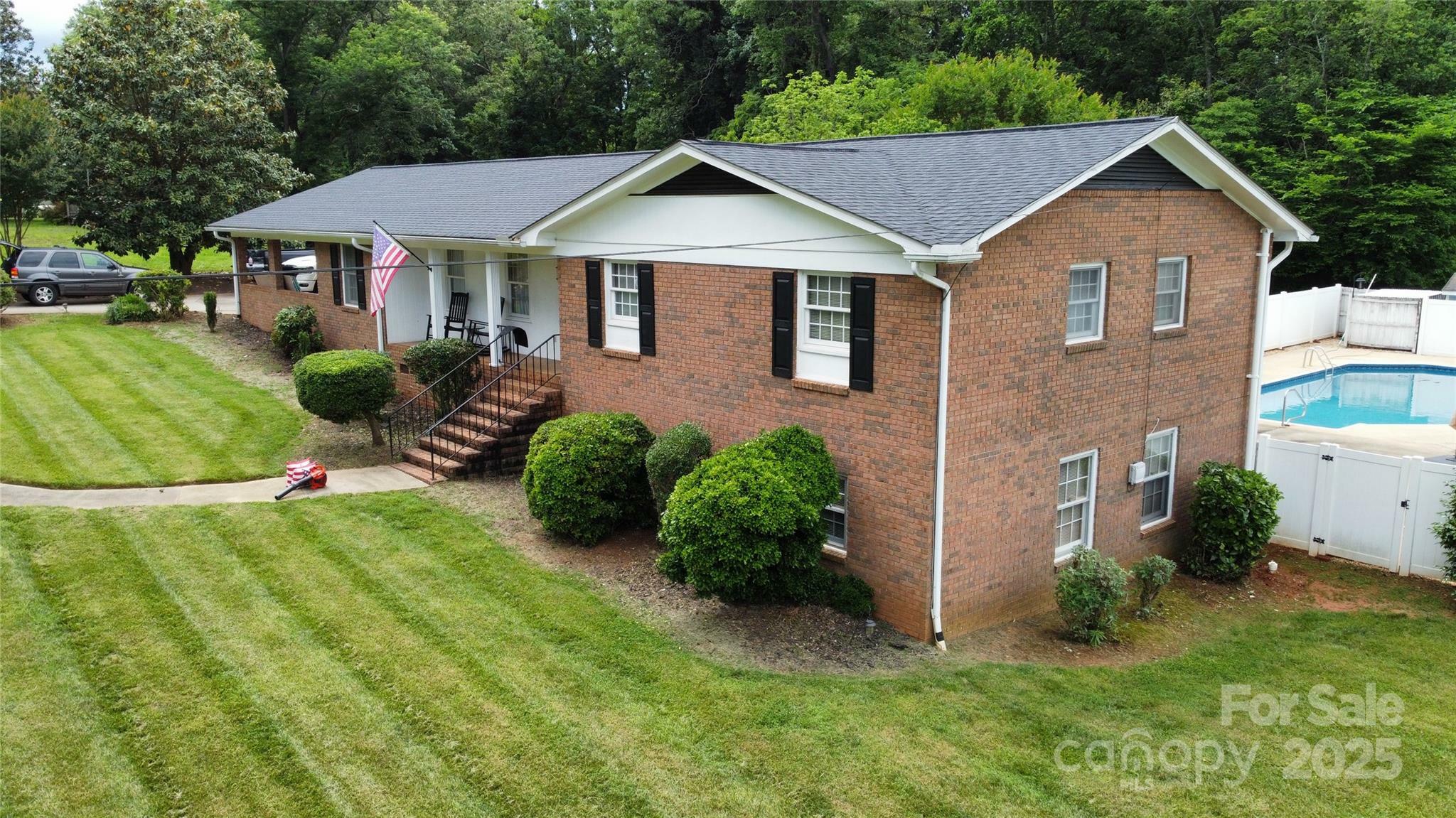Property Photo: 2968 Grace Street NC 28610