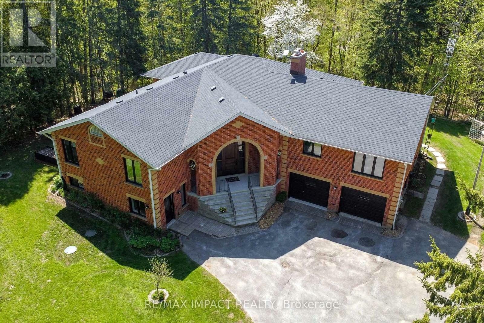 Property Photo:  215 Raglan Road West  ON L1H 0N5 