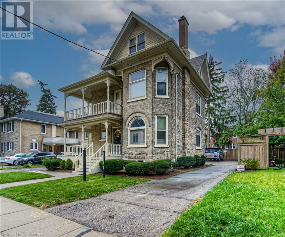 Photo de la propriété: 9 Ahrens Street West ON N2H 4B6