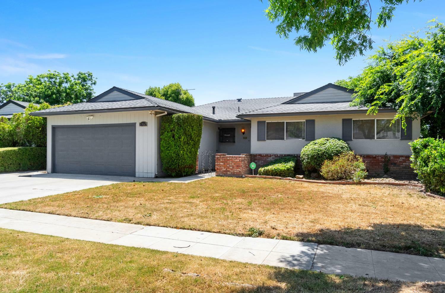 Property Photo: 2707 W Acacia Avenue CA 93705