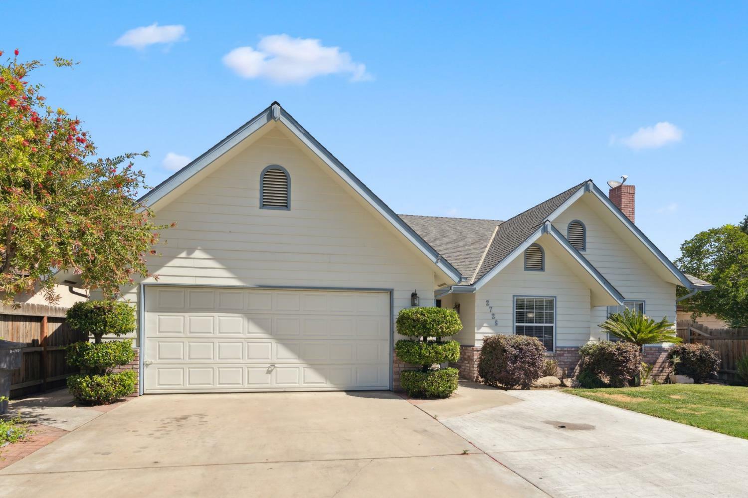 Property Photo: 2728 W Hemlock Court CA 93277