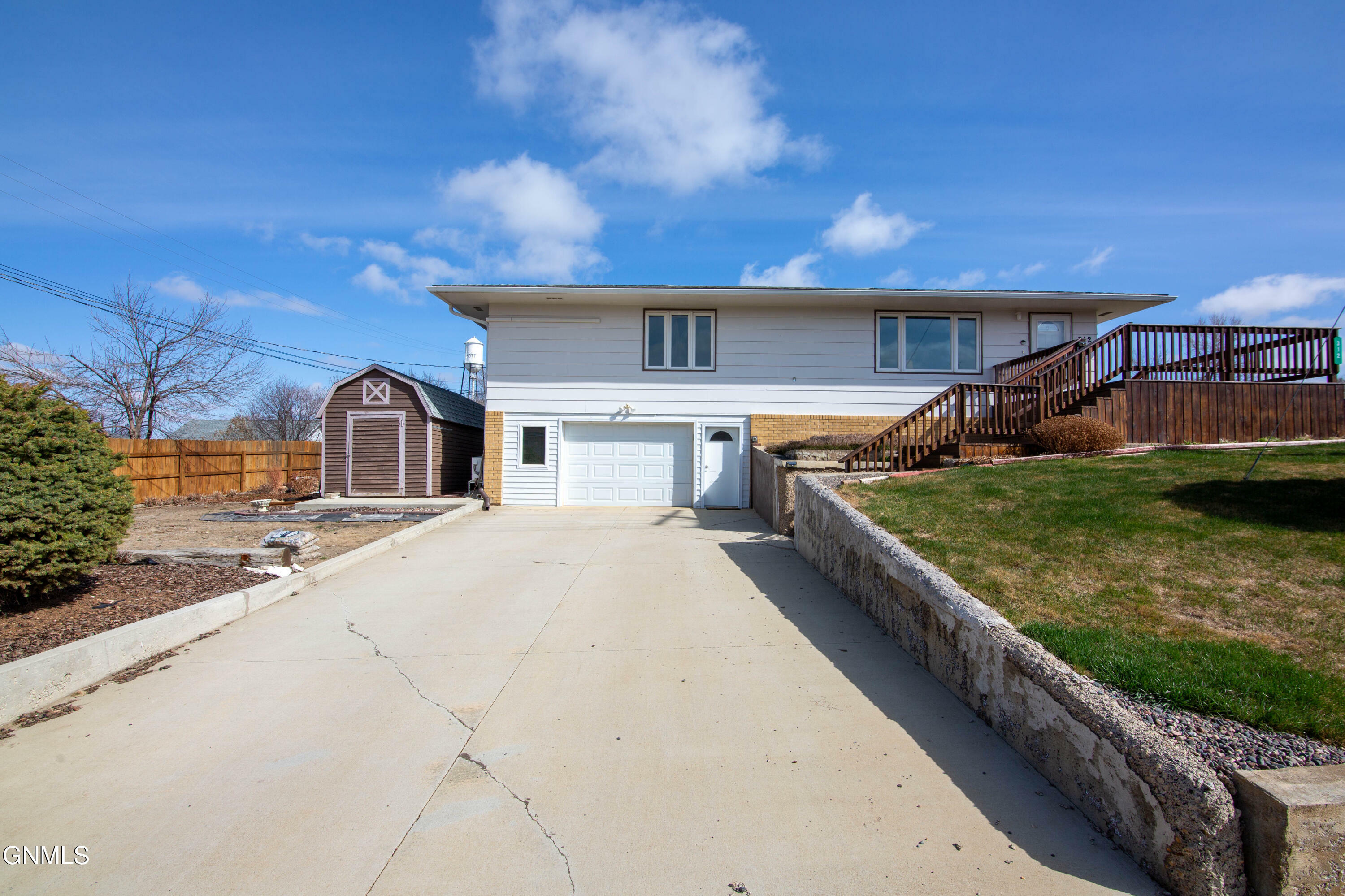 Property Photo:  312 E 3rd Street  ND 58646 