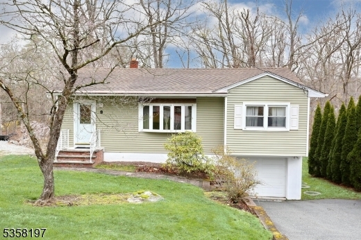 Property Photo: 8 Beech Ct NJ 07456