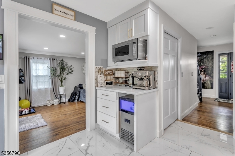 Property Photo: 1051 Washington Valley Rd NJ 07920