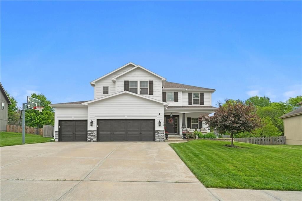 Property Photo:  1509 Northpoint Drive  MO 64068 