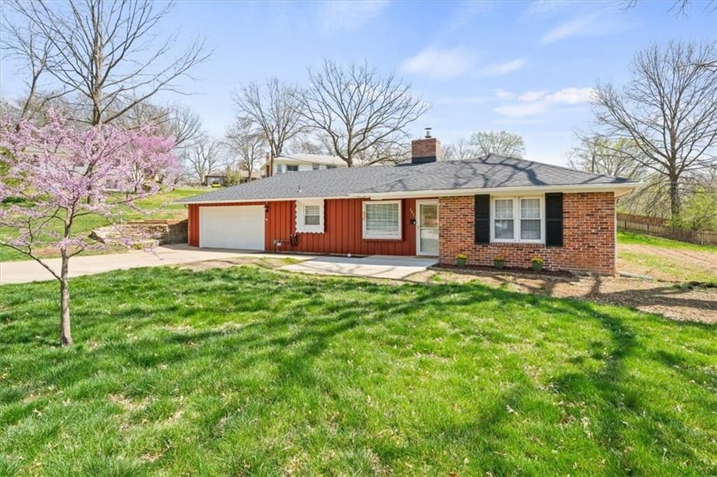 Property Photo: 2801 Cedar Crest Drive MO 64057