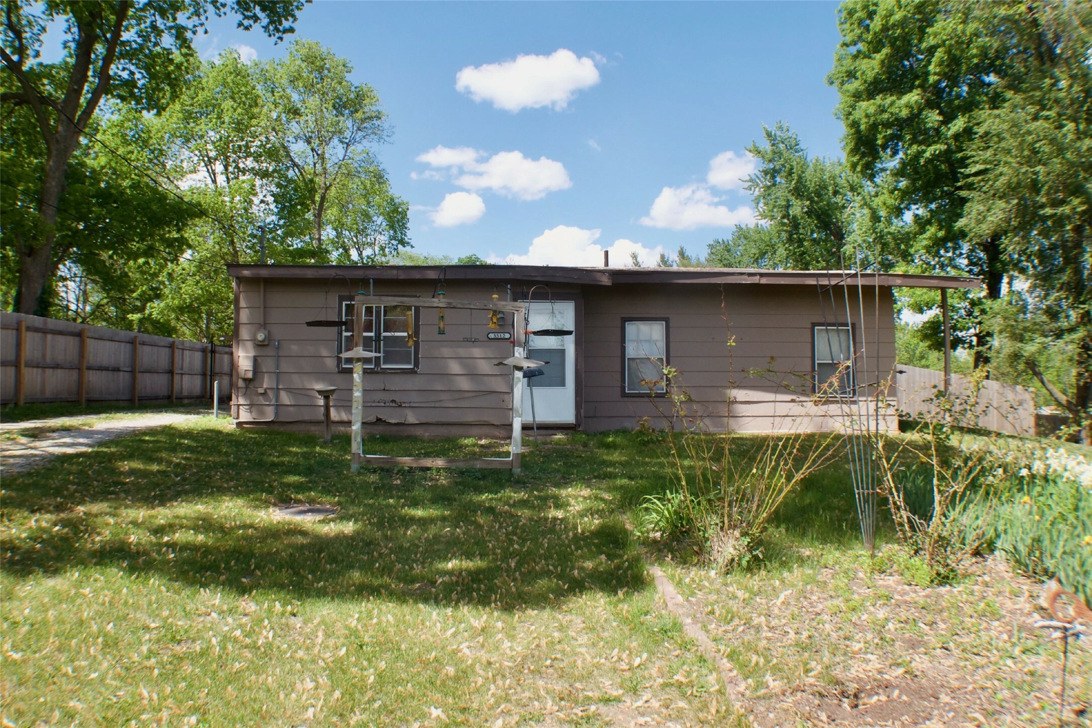 Property Photo: 3312 E Shawnee Avenue IA 50317