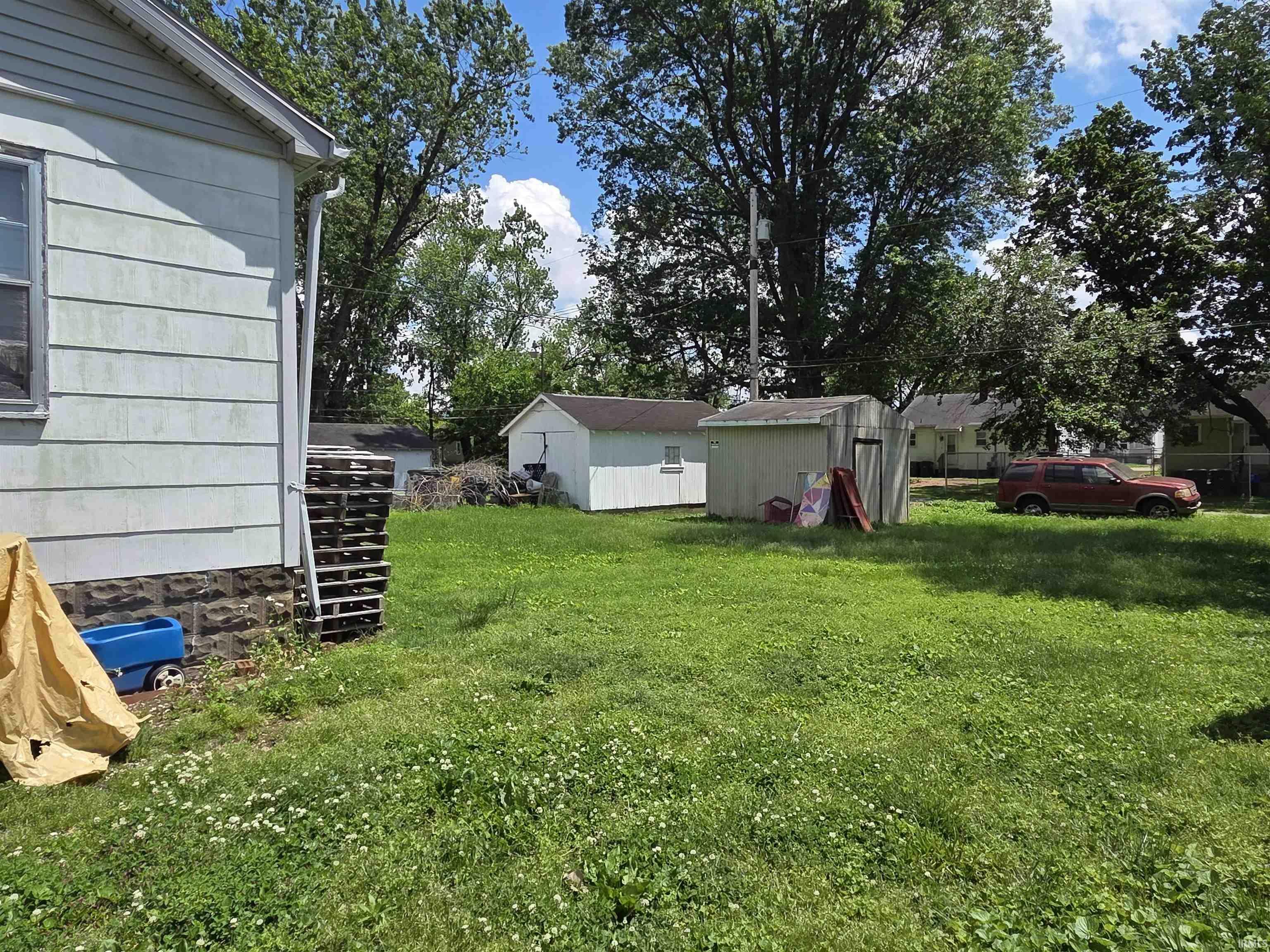 Property Photo: 1109 E Chandler Avenue IN 47714