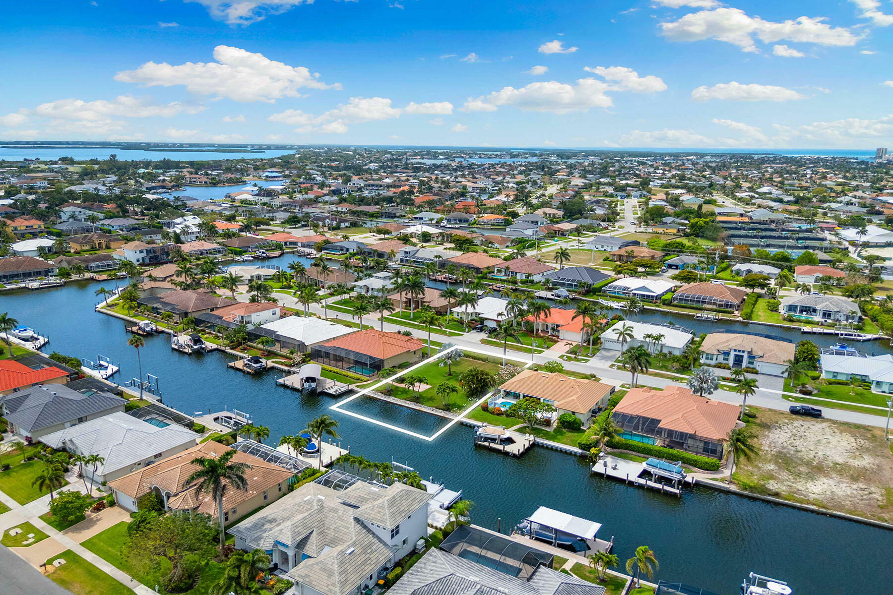 Property Photo: 1540 Kingston Court FL 34145