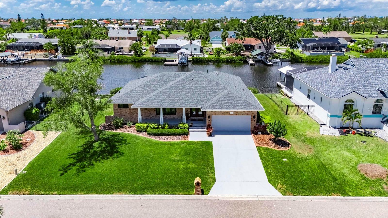 Property Photo: 829 Golf Island Drive FL 33572