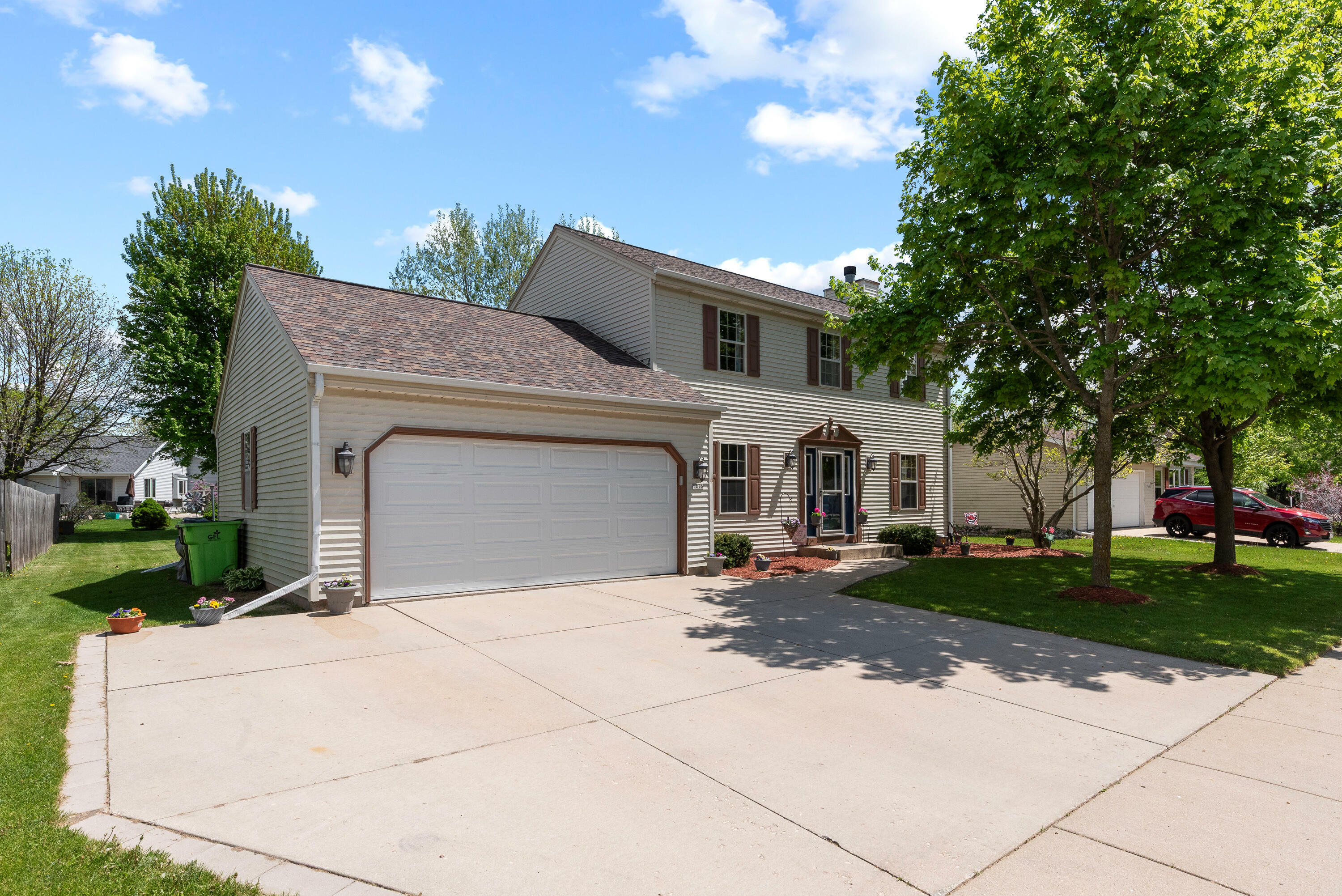 Property Photo: 1416 Park Knoll Dr WI 53027