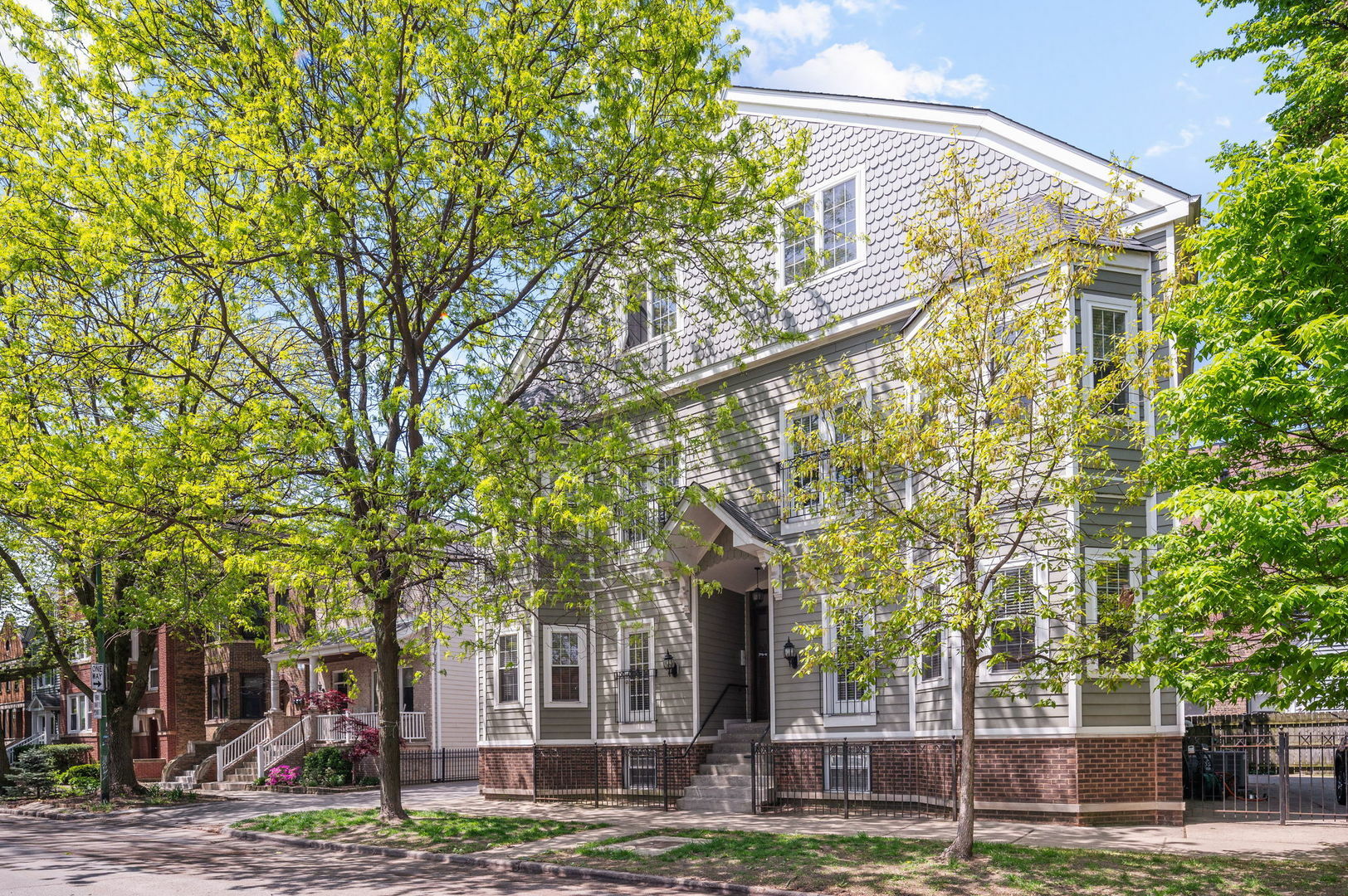Property Photo: 3946 N Marshfield Avenue 1S IL 60613