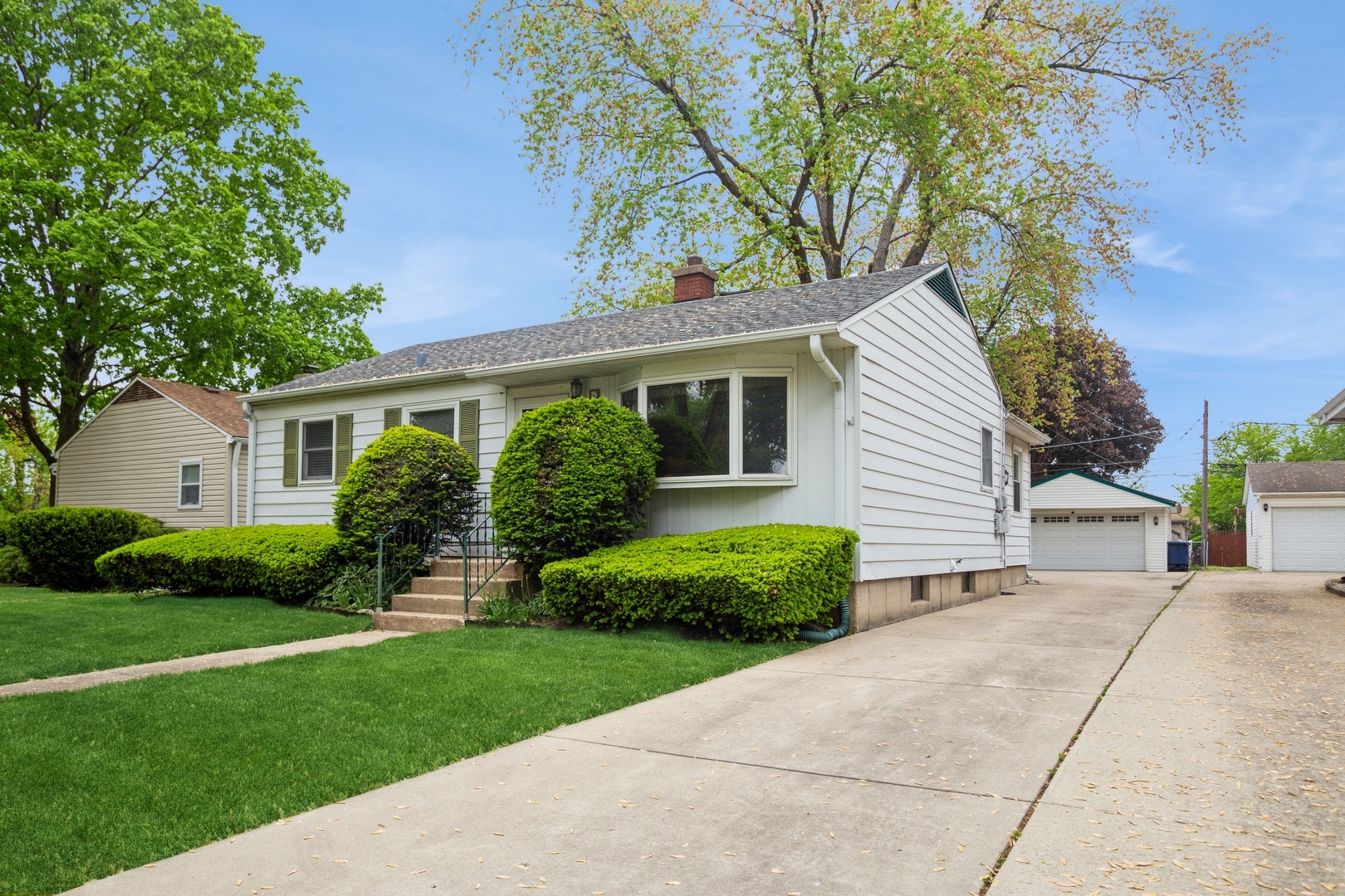 Property Photo: 814 Hollywood Avenue IL 60016
