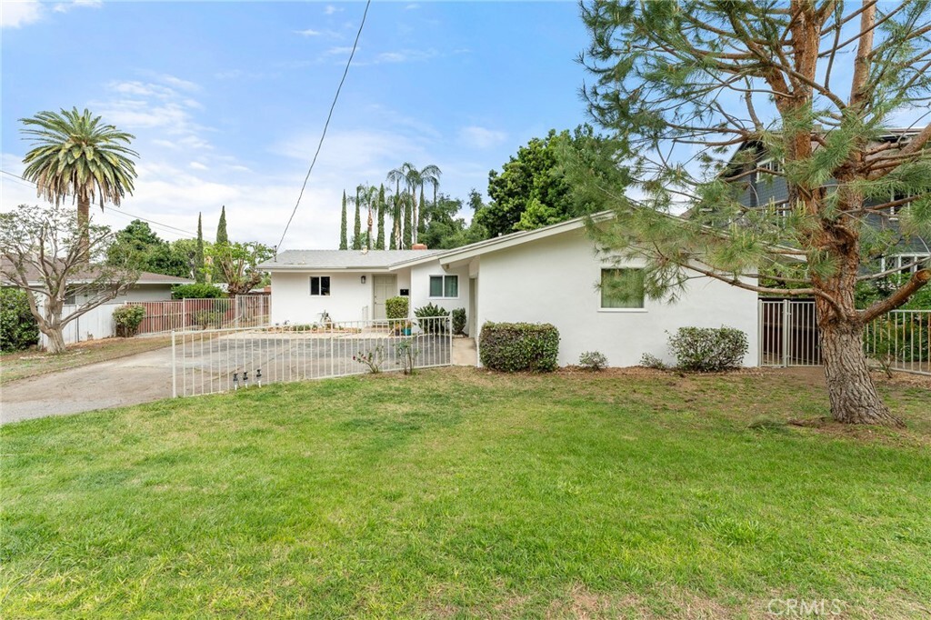 Property Photo:  920 Walnut Avenue  CA 92373 