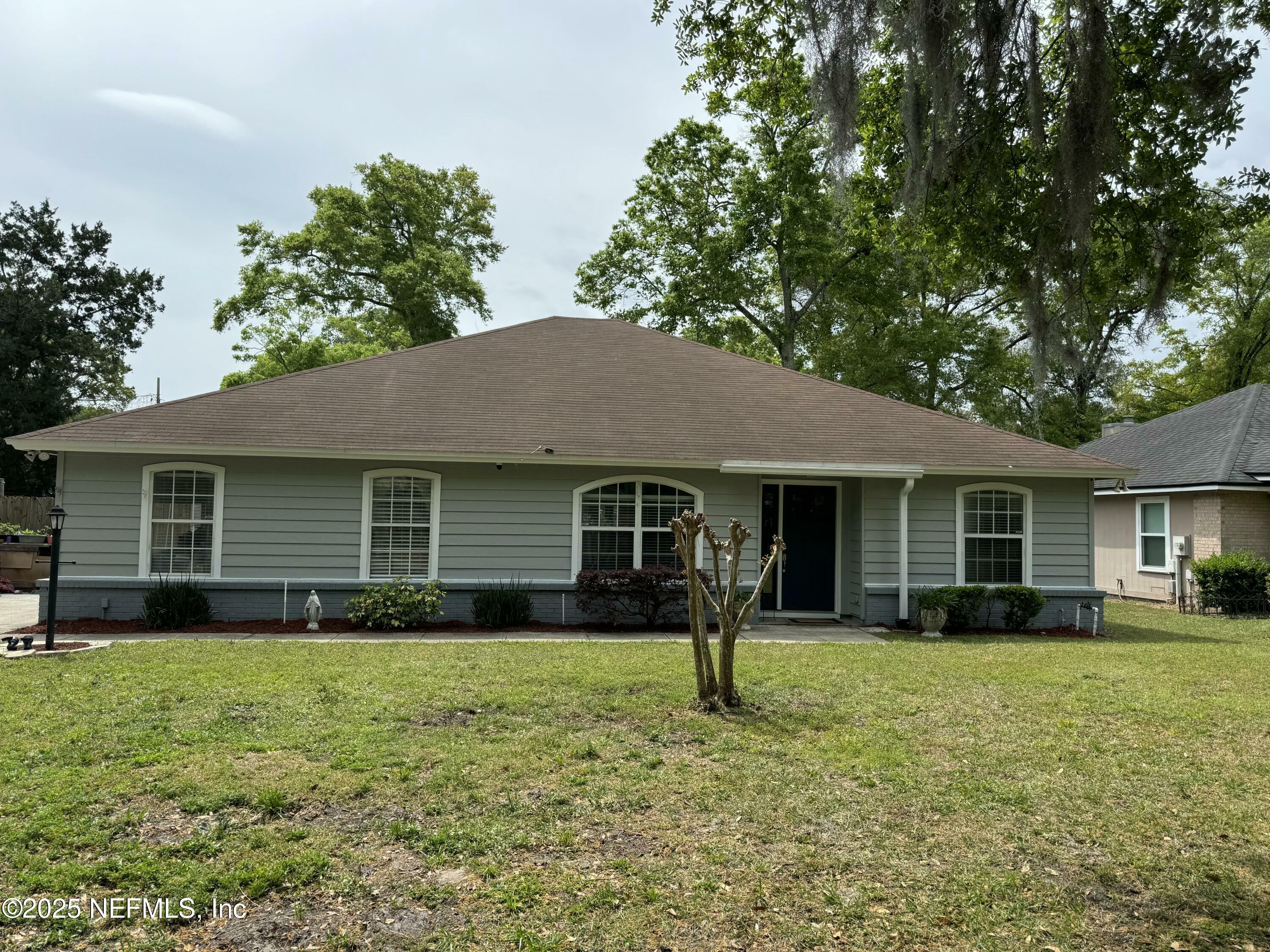 Property Photo: 13198 Ebbtide Court FL 32225