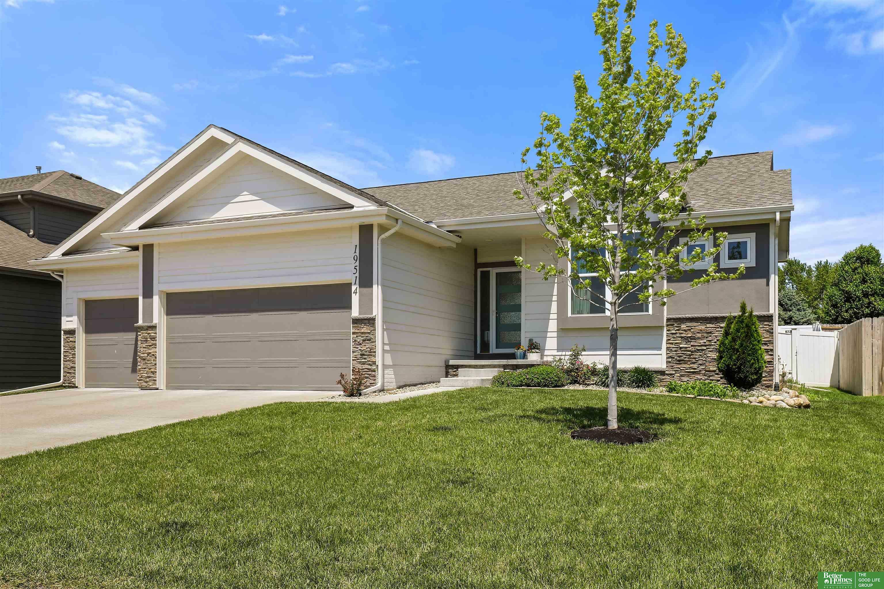Property Photo: 19514 Redwood Street NE 68028