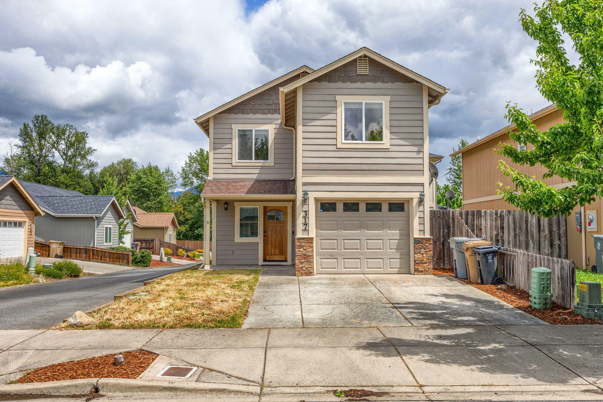 Property Photo: 317 SW Bayou Place OR 97526