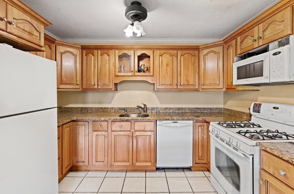 Property Photo:  94 Tennis Plaza 10  MA 01826 