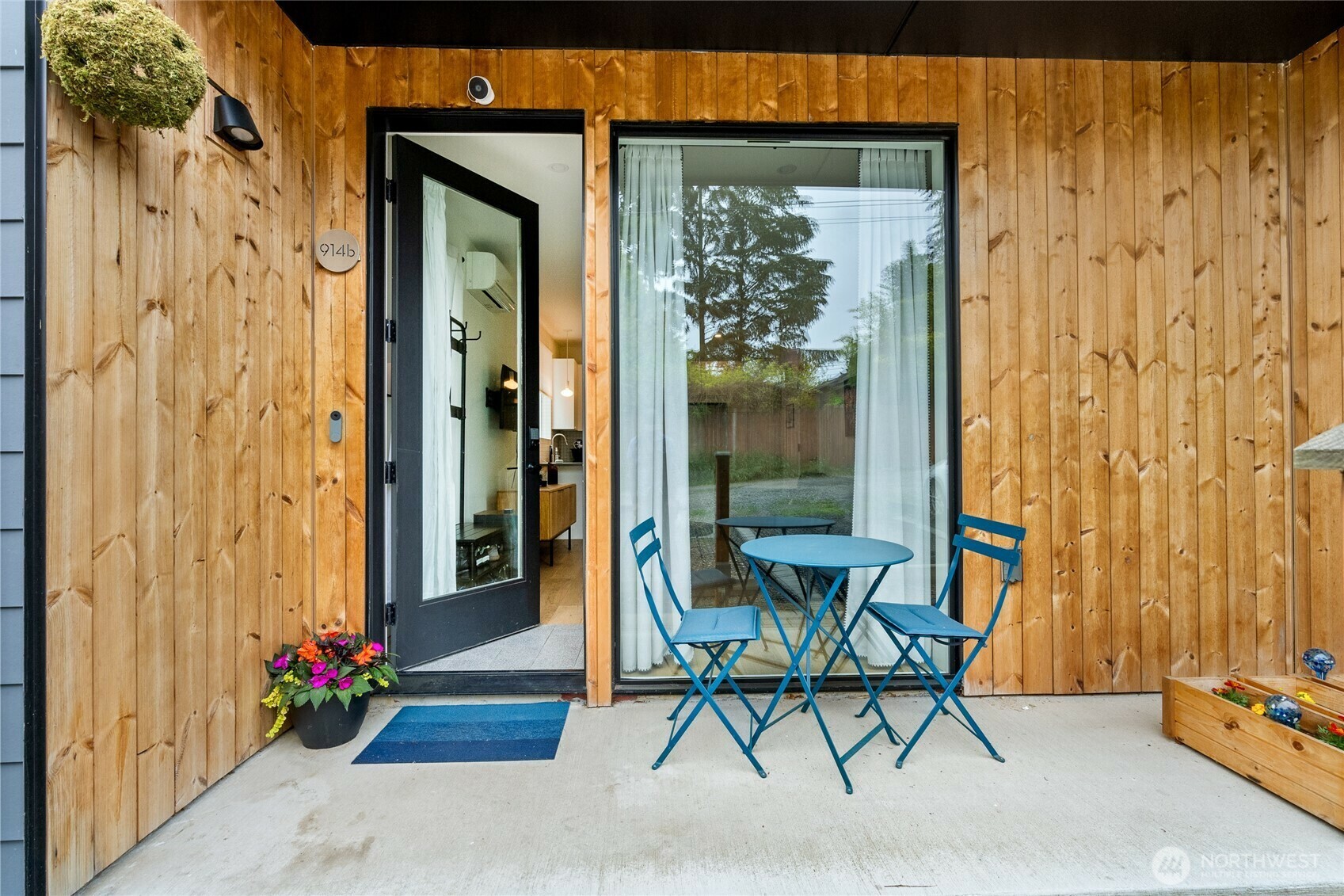 Property Photo: 914 B N 100th Street 2 WA 98133