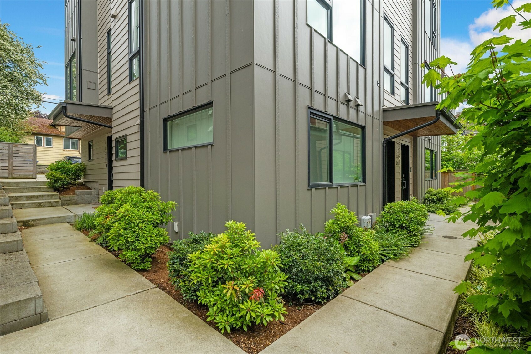 Property Photo:  712  11th Avenue E A  WA 98102 