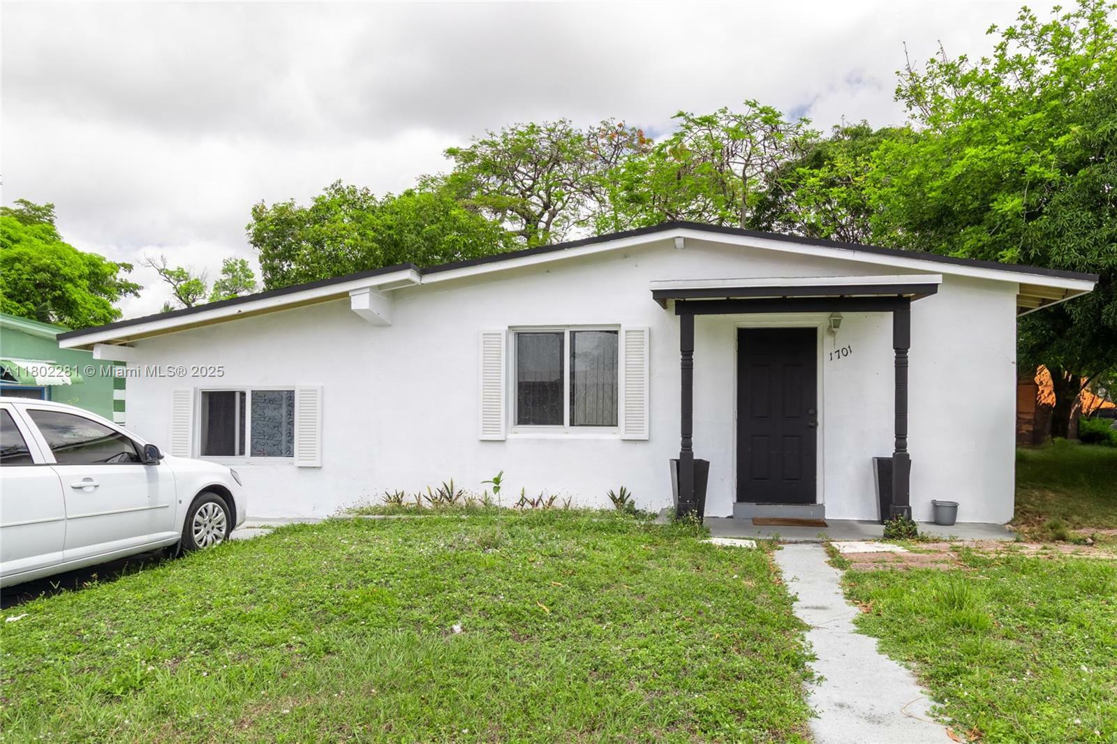 Property Photo: 1701 NW 15th Ct FL 33311