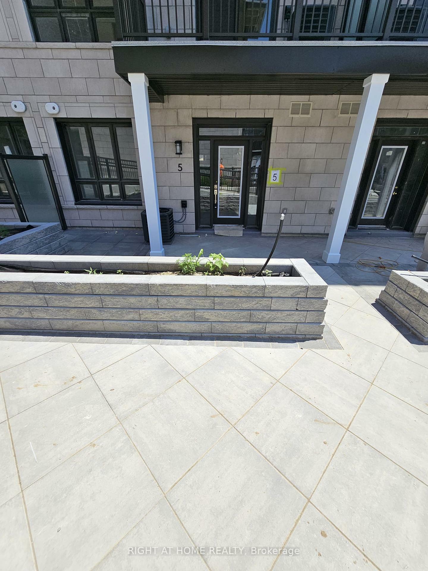Property Photo:  4017 Hickory Drive 5  ON L4W 1L1 