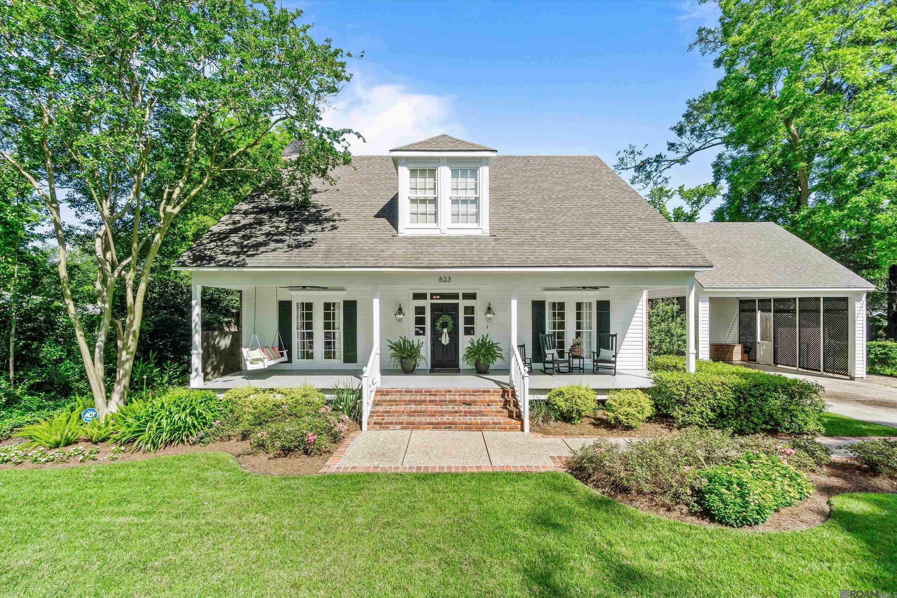 Property Photo: 623 Ursuline Dr LA 70808