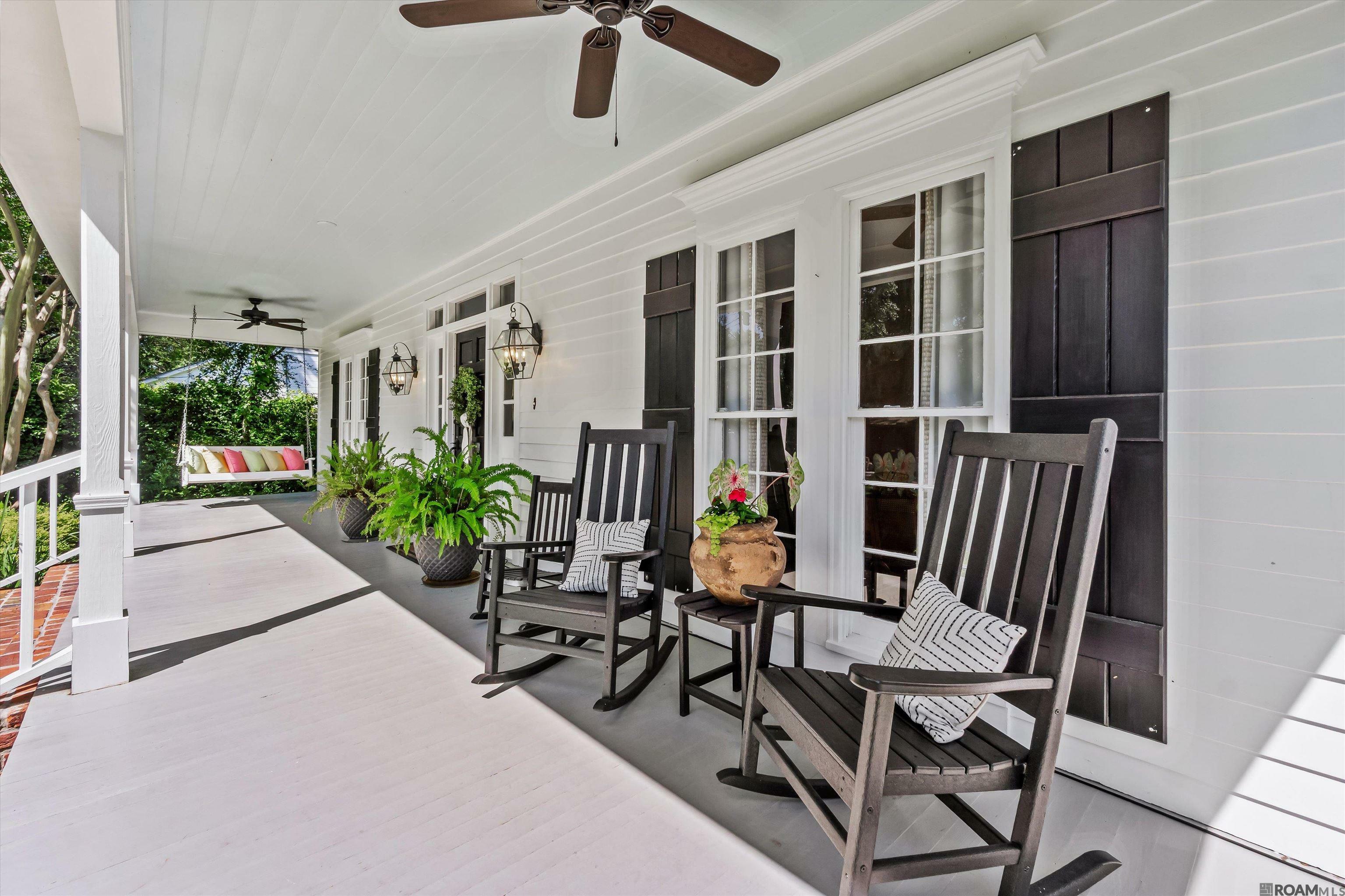 Property Photo: 623 Ursuline Dr LA 70808