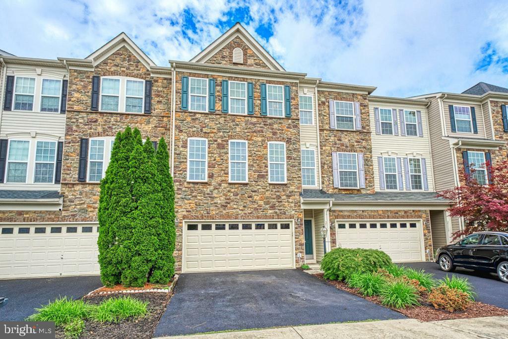 Property Photo: 25119 Sweetspire Square VA 20105