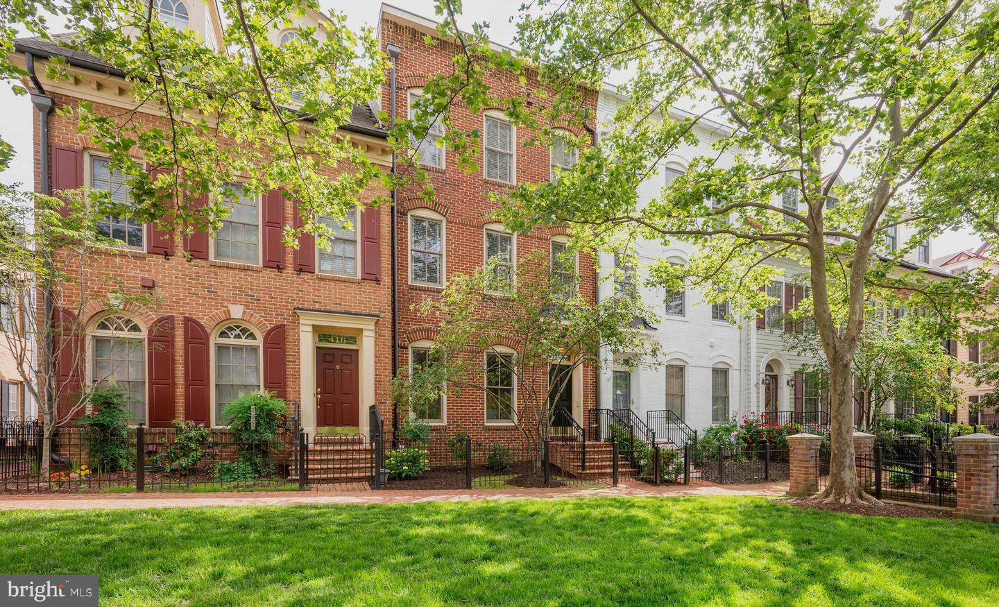 Property Photo: 418 Cook Street VA 22314